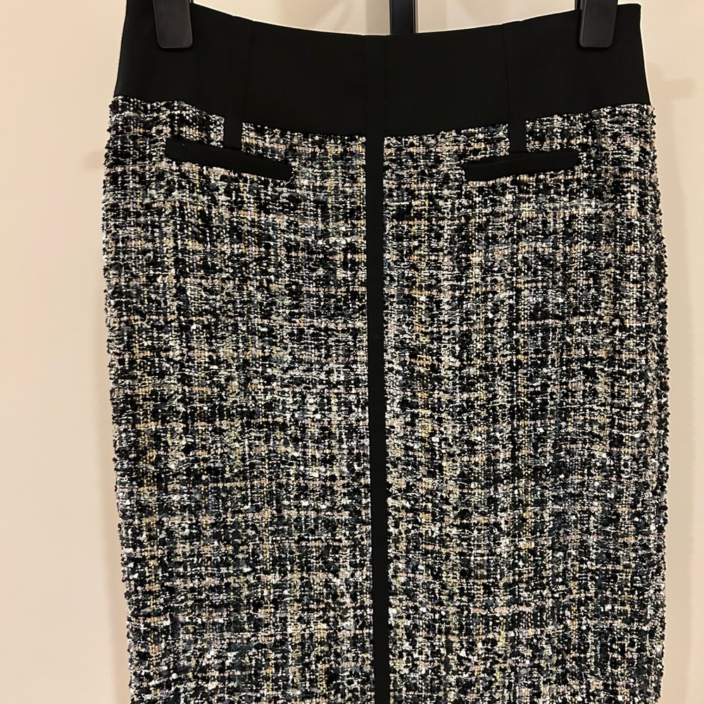 Chanel like fabric. Multi tweed with slight amounts of lurex. Stunning !